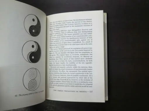 Nahum Stiskin, The Looking-Glass God, Shinto, Yin-Yang, and a Cosmology for Today, with illustrations by Maurice Owen - Image 5