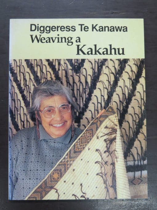 Diggeress Te Kanawa, Weaving a Kakahu, photographs by Gil Hanly, drawings by Cath Brown, Bridget Williams Books in association with Aotearoa Moananui a Kiwa Weavers, Wellington, 1992, New Zealand Non-Fiction, Craft, Maori, Dead Souls Bookshop, Dunedin Book Shop