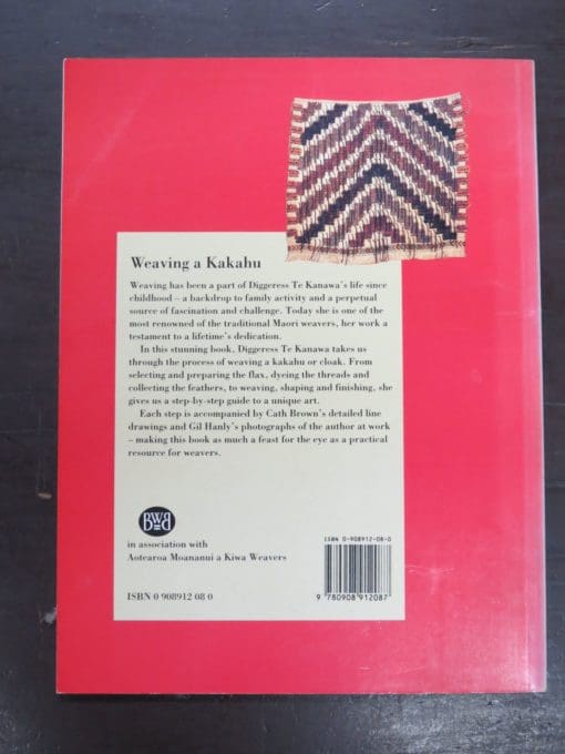 Diggeress Te Kanawa, Weaving a Kakahu, photographs by Gil Hanly, drawings by Cath Brown - Image 5