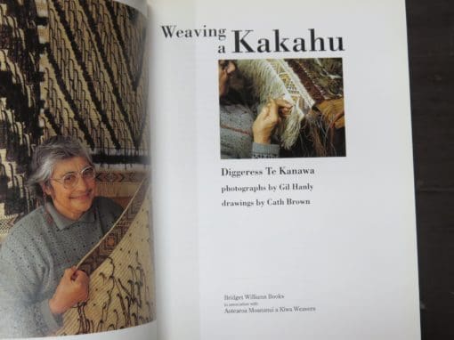 Diggeress Te Kanawa, Weaving a Kakahu, photographs by Gil Hanly, drawings by Cath Brown - Image 4